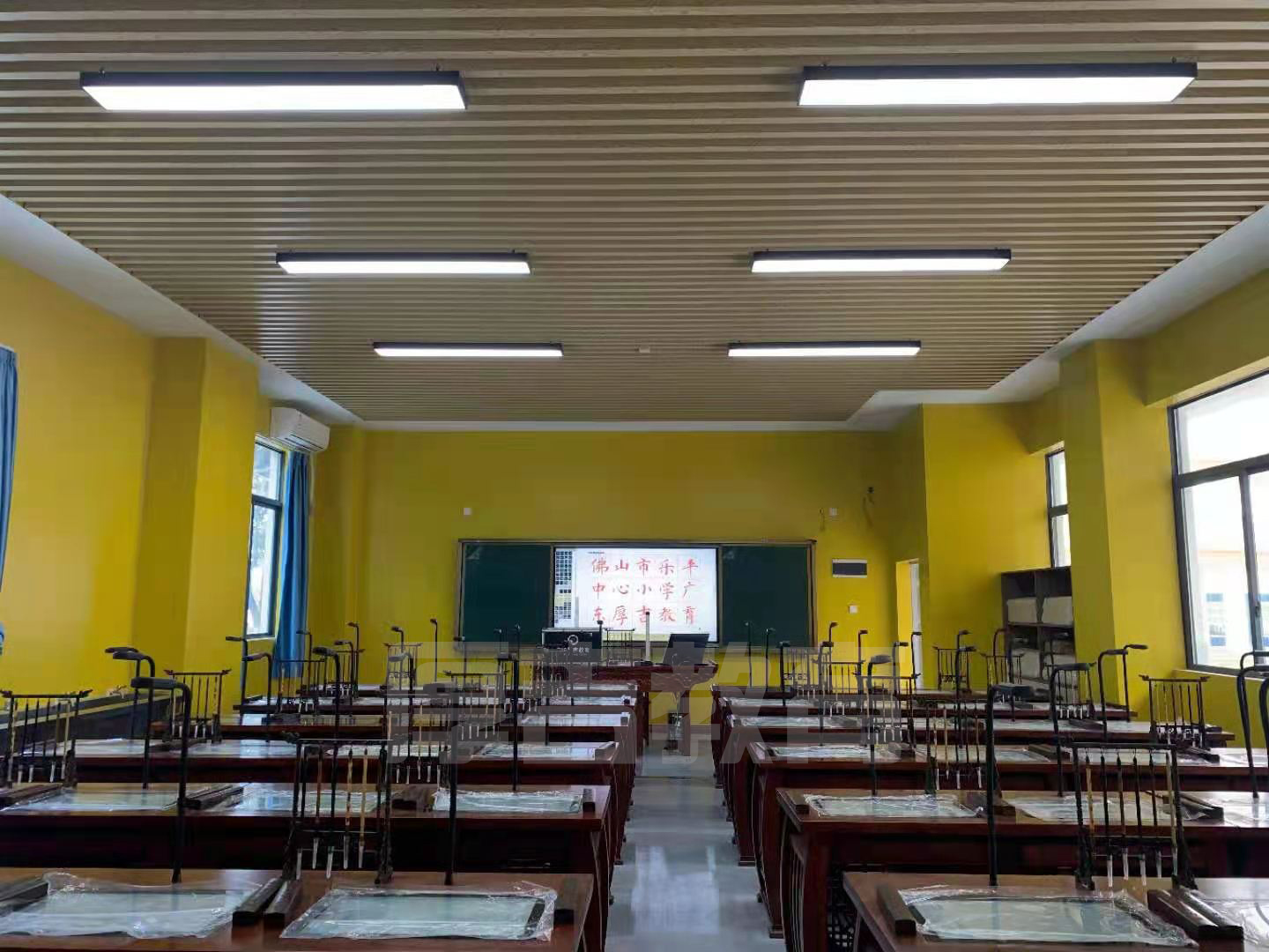 學校<a href='http://www.jrzfw.cn/chanpin/57-1.html' target='1' style='font-size:18px; font-weight:bold; color:#000000;'>書法室</a>
