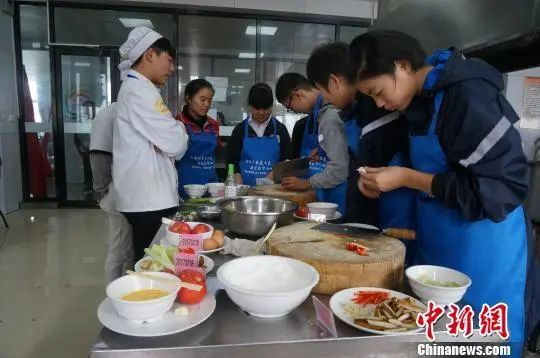資料圖：鄭州初中生參加校園技能比武大賽中式烹飪項(xiàng)目決賽。