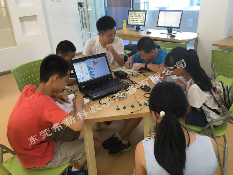 <a href='http://www.jrzfw.cn' target='1' style='font-size:14px; font-weight:bold; color:#0080ff;'>創客實驗室</a>