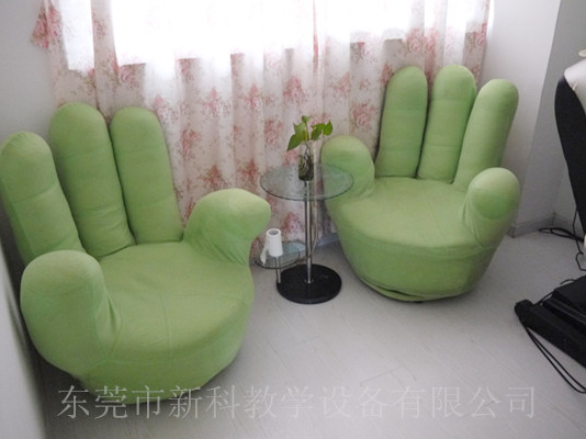 學校<a href='http://www.jrzfw.cn' target='1' style='font-size:14px; font-weight:bold; color:#0080ff;'>心理咨詢室</a>布置