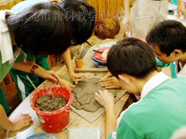 <a href='http://www.jrzfw.cn/chanpin/55-1.html' target='1' style='font-size:18px; font-weight:bold; color:#000000;'>陶藝功能室</a>2