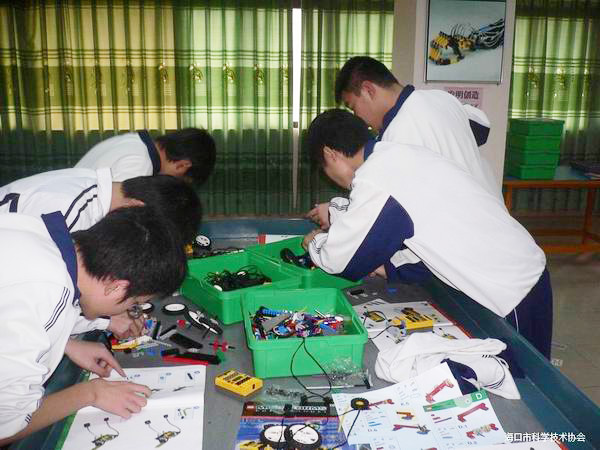 <a href='http://www.jrzfw.cn/chanpin/60-1.html' target='1' style='font-size:18px; font-weight:bold; color:#000000;'>機(jī)器人功能室</a>